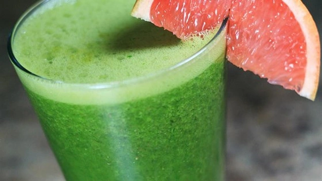 Greyfurt ve ıspanaklı smoothie