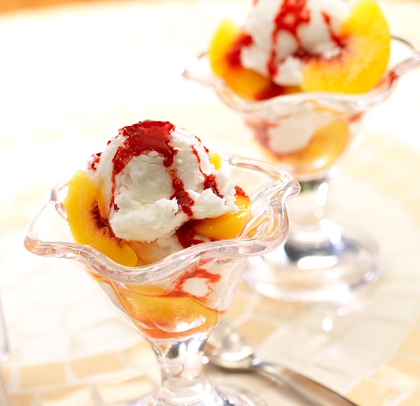 3. Десерт из мороженого, созданный в честь оперной дивы Нелли Мельба - Peach Melba