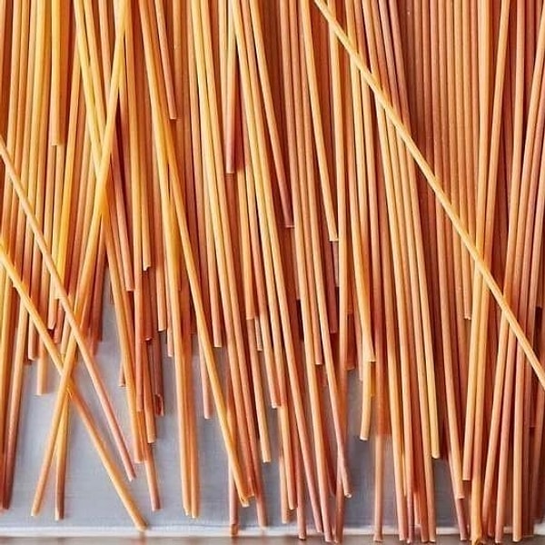 1. Подсушите спагетти в духовке, прежде чем отварить их