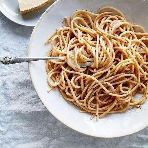 Подсушите спагетти в духовке, прежде чем отварить их