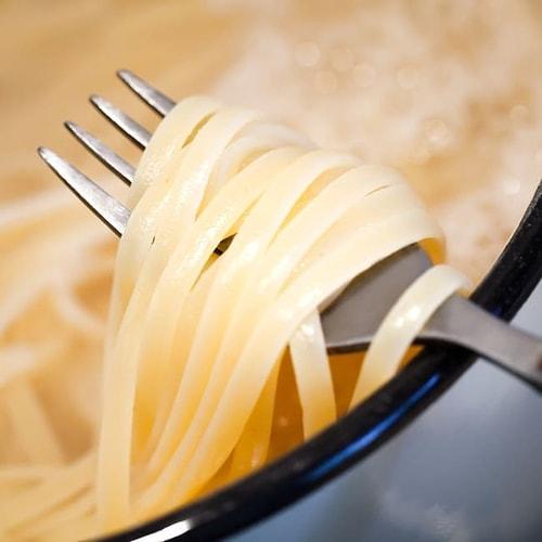 Приготовьте спагетти/макароны не в воде, а в курином или говяжьем бульоне
