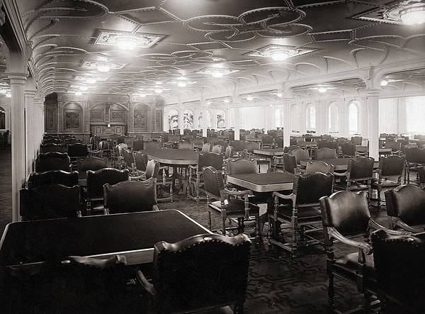 7. Кожаные стулья расположены вокруг обеденных столов в главной столовой судна.