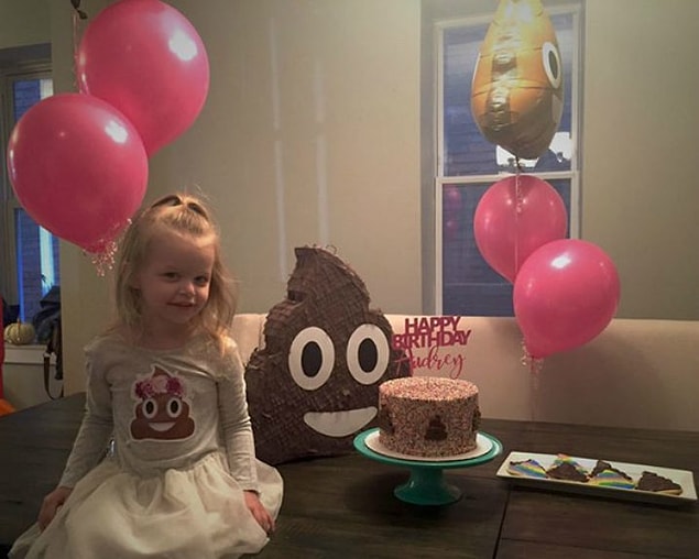 Audrey'nin kaka desenli yastıkları, balonları hatta elbisesi bile vardı.