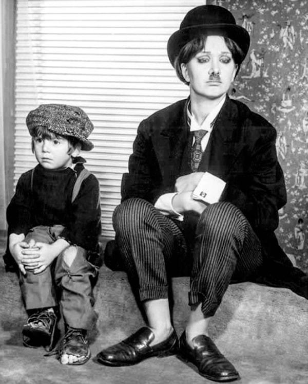 8. Filiz Akın ve oğlu İlker İnanoğlu'nun Chaplin'in The Kid (1921) filminden esinlenerek verdikleri pozu (1970).
