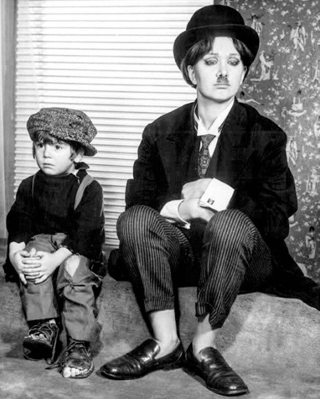 8. Filiz Akın ve oğlu İlker İnanoğlu'nun Chaplin'in The Kid (1921) filminden esinlenerek verdikleri pozu (1970).