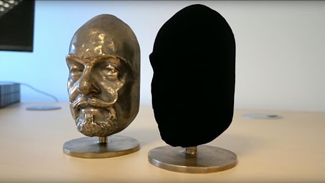 Gezegendeki en siyah madde olarak lanse edilen Vantablack'in tüm kullanım haklarını İngiliz sanatçı Anish Kapoor satın alınca sanat dünyasının hevesi kursağında kalmıştı.