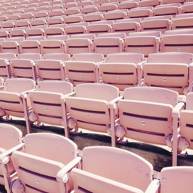 21. Pembe stadyum sandalyeleriiii!