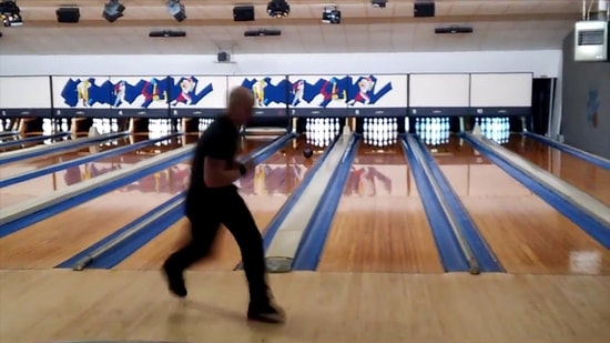 Yaklaşık 90 Saniyede 12 Strike Yapan Efsane Bowling Oyuncusu