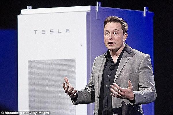 Tesla and Space Exploration Corp. şirketinin kurucusu ve CEO'su Elon Musk mutluluğu şimdi Amber Heard ile arıyor.