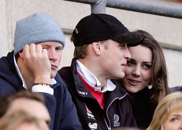 7. Однако их отношения, казалось, подошли к концу, когда в 2007 году они не виделись несколько месяцев. Вероятно, расставание произошло, потому что пара не могла справиться с пристальным вниманием прессы.