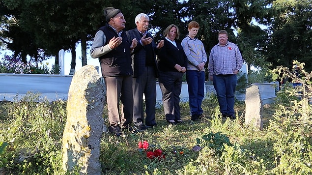 102 yıl sonra Uren'in yeğeni Çanakkale'ye gelip, Yusuf'un torunlarıyla buluştu. Ali'nin mezarı başında dua etti.