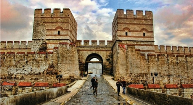 1. Hemen başlayalım! İstanbul'un kapıları, semtlerinde yaşar. Aşağıdakilerden hangisi İstanbul'da değil?