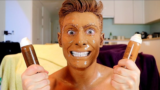 Suratına 100 Kat Sahte Bronzlaştırıcı Sprey Sıkan Rahatsız Adam