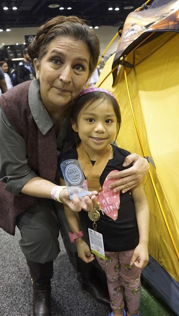 5. "Харли любит общаться с людьми, поэтому мы подумали, что это хорошая идея - передать план всем Леям, которых мы встретим", - говорит отец девочки.