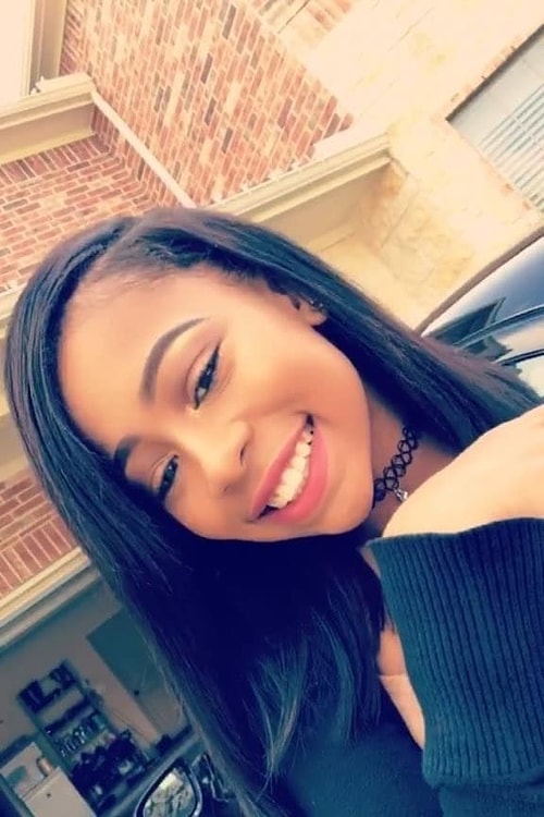 Это Кейтлан, старшеклассница из Хьюстона.