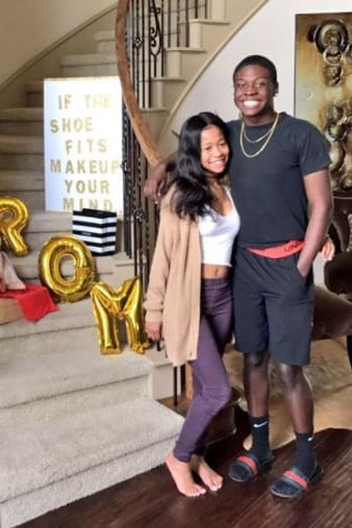 Кейтлан идет на выпускной с Луи - парнем из той же школы, но на год младше. Луи долго ломал голову над тем, как пригласить девушку, и нашел идеальный способ.