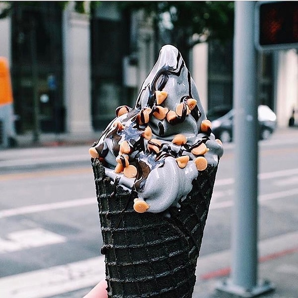 2. Итак, что же делает конус черным? Это не пищевой краситель! "Little Damages" использует активированный уголь, чтобы придать мороженому чернильный внешний вид.