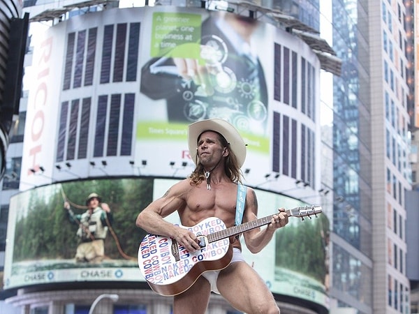 6. Оказаться обнаженным на публике