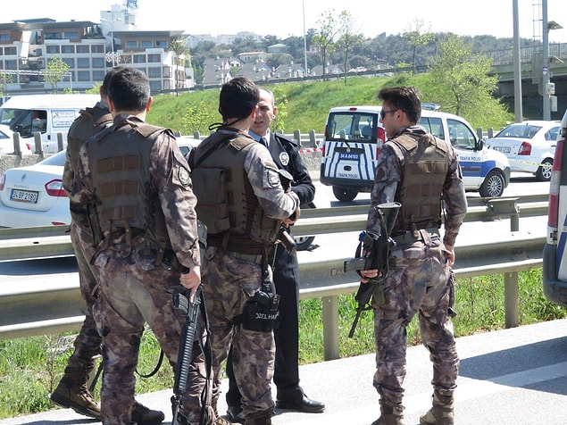 Polis ekipleri, çantayı bırakan öğrenci görünümlü kişinin yakalanması için de çalışmaların sürdürüyor.
