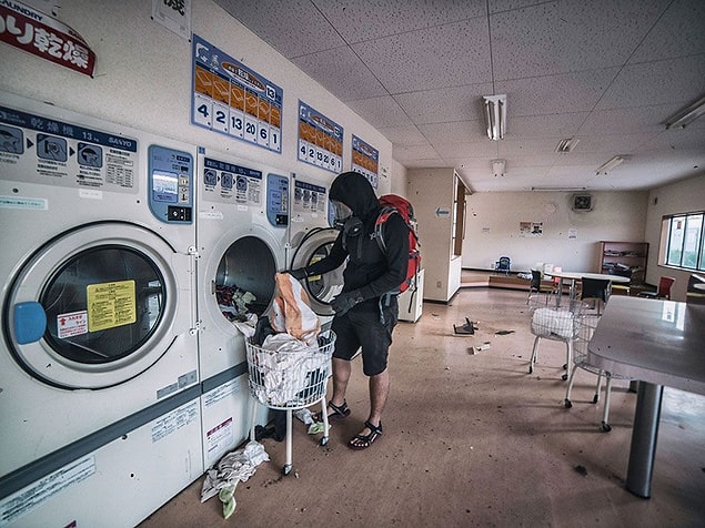 Keow Wee Loong da yasak bölgede bir gaz maskesi ile dolaşmak zorunda kaldı.