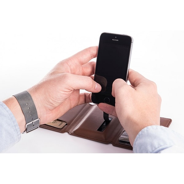 8. Такая идея кошелька с зарядкой для смартфона понравилась потребителям... Но позволить себе такое удовольствие (а именно зарядку своего смартфона в любое время дня и ночи) и по сей день  могут далеко не многие... Затратно!