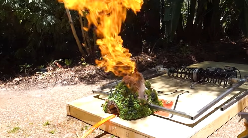 Evini Araç Parkuruna Çevirerek Düşük Bütçeli Fast and Furious Videosu Çeken Adam