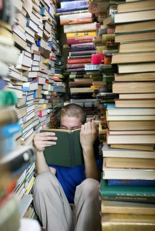 16. Как только ему удается оставаться таким спокойным, да еще и читать книгу?!