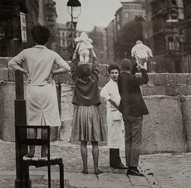 12. West Berliners introducing their children to their grandparents living in East Berlin. | 1961