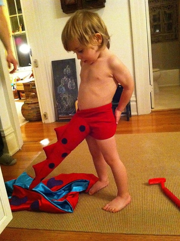 3. "Мой маленький братик захотел быть динозавром на Хэллоуин. Мне кажется, он все правильно сделал"