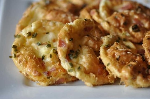 8. "Облачный хлеб" с кусочками бекона и зеленого лука