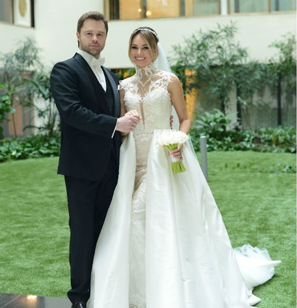 4. Невеста остановилась на белоснежном платье с кружевом и длинным шлейфом.