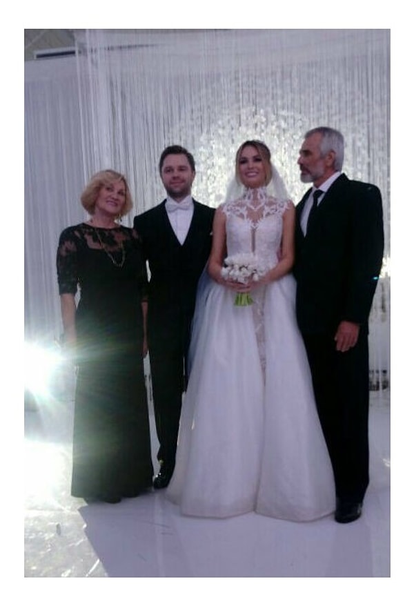 8. Молодожены выглядели просто сногсшибательно.