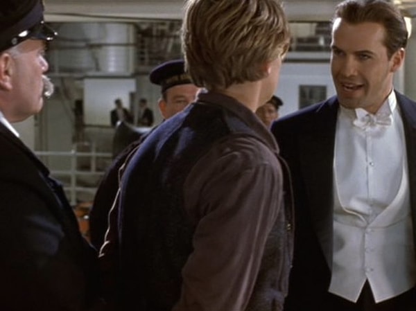 13. Не говоря уже о тех людях, которые "застукали" его отговаривающим Роуз от самоубийства. У них тоже были галлюцинации?