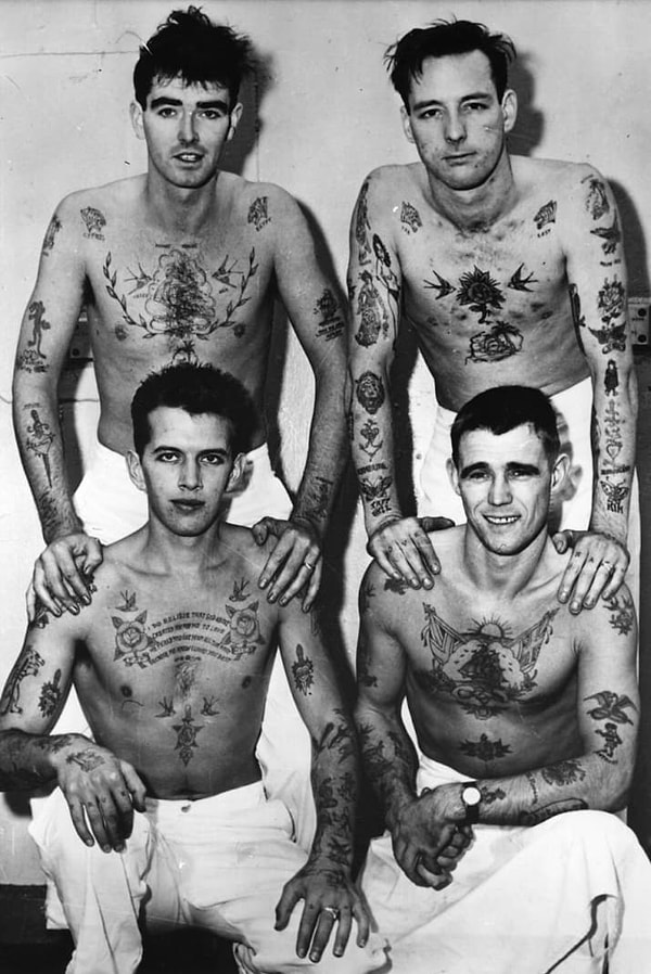 7. Слева — 4 кока с британского крейсера HMS Belfast показывают свои татуировки, 1961. Справа — татуировщик рисует на коже девушки розу, 1961