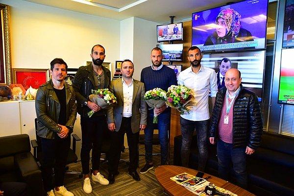 Sonra da Başakşehirli futbolcular, kanala giderek muhabirden özür diledi.