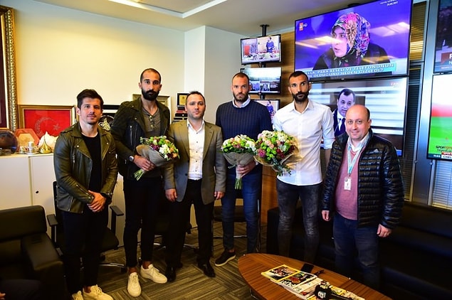 Sonra da Başakşehirli futbolcular, kanala giderek muhabirden özür diledi.