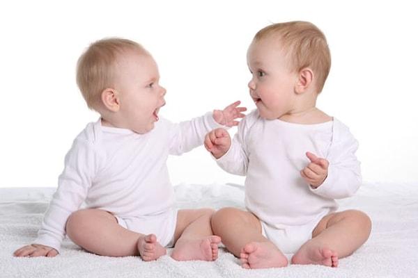 14. Eğer iki bebek aynı anda anne rahmine düşerse ve bebeklerden biri iki ay erken doğarsa, erken doğan bebek diğerinden iki ay daha büyük olacaktır.