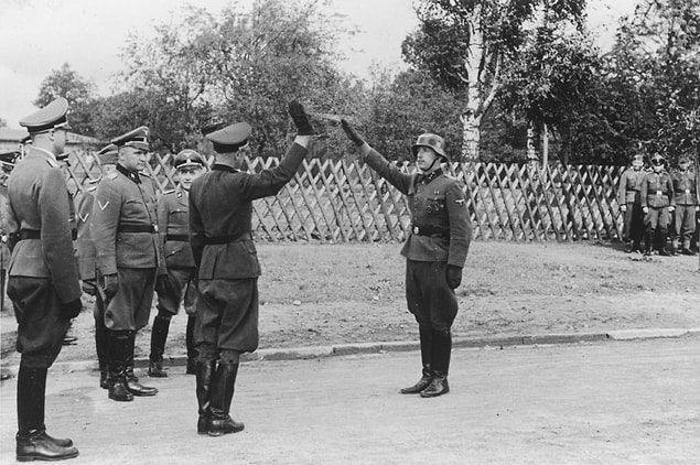 14. Kampta mahkumları öldürmek için kullanılan Zyklon B isimli gazı üreten şirket, bugün varlığını bir böcek ilaçlama şirketi olarak sürdürmektedir.
