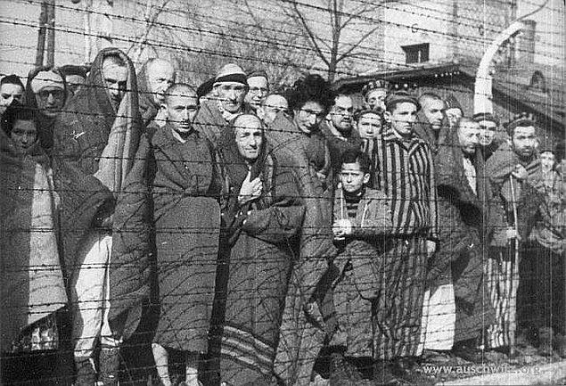 16. Günümüzün en büyük ilaç firmalarından biri olan Bayer, soykırım boyunca Auschwitz'ten mahkum satın alarak bu insanlar üzerinde yeni geliştirilen ilaçları test etmiştir.