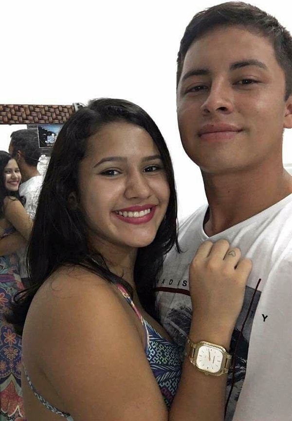 1. Девушка смотрит в камеру, а на фоне ее отражение... тоже смотрит в камеру 😱