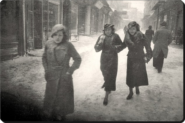 Bir zamanlar zarif hanımefendi ve beyefendilerin iki dirhem bir çekirdek çıktıkları İstiklal Caddesi artık sadece fotoğraflarda.