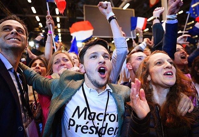 10. Fransa seçimlerinde merkez parti adayı Emmanuel Macron'ın ilk turda aldığı galibiyeti kutlayan destekçileri, 23 Nisan.