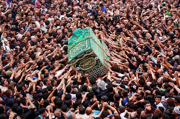 19. Iraklı Şii Müslümanlar 8. yüzyılda imamlık yapan Musa al-Kadhim'in ölüm yıldönümünde sembolik olarak bir tabut taşıyor.