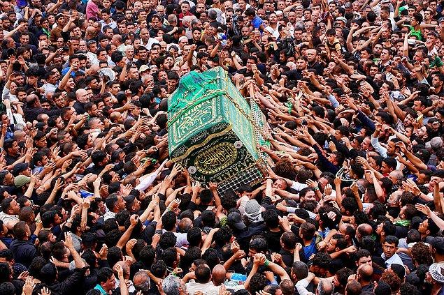 19. Iraklı Şii Müslümanlar 8. yüzyılda imamlık yapan Musa al-Kadhim'in ölüm yıldönümünde sembolik olarak bir tabut taşıyor.