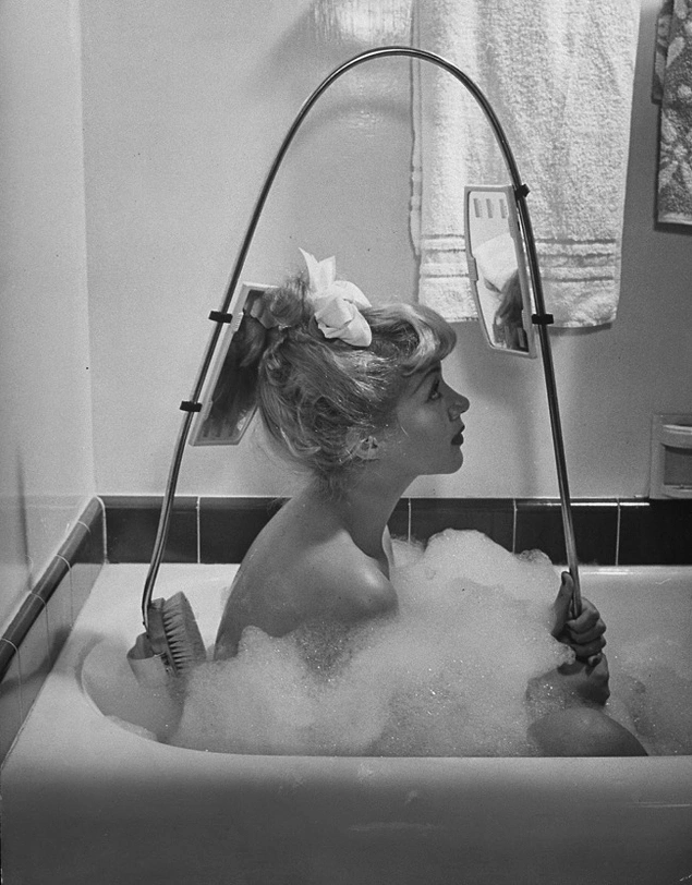 Щетка для ванны с встроенными зеркалами, чтобы видеть спину