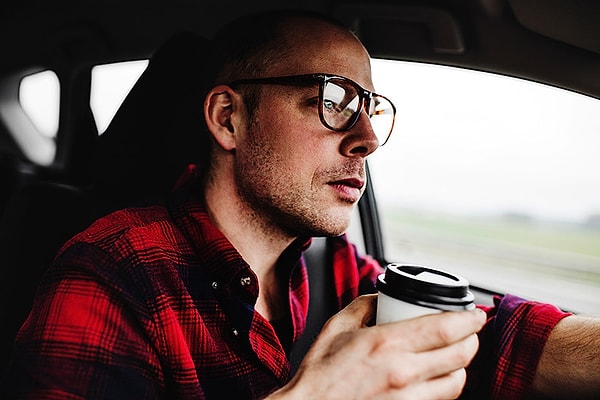 3. Если за рулём вы чувствуете сонливость, стоит включить радио или приоткрыть окно.