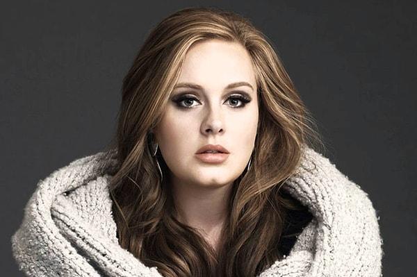 8. Adele, 9 yaşındayken arkadaşlarıyla birlikte dondurma yerken, hırsız bir martıya denk gelmiş!