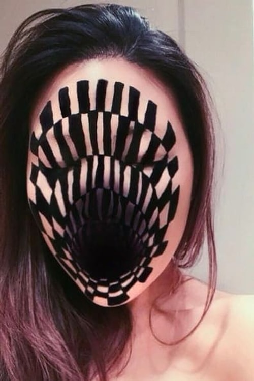 You may think that Choi must be a very experienced makeup artist, but she's only been doing this for three years.
