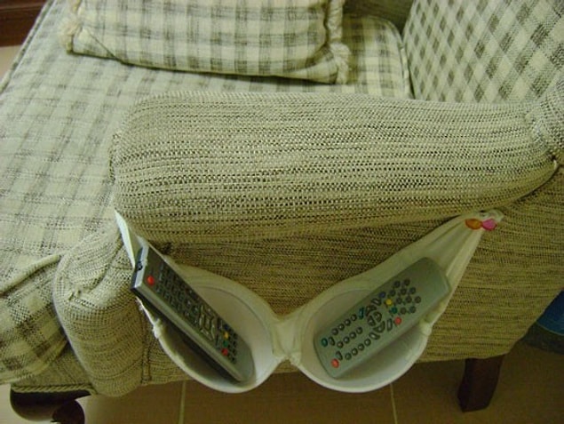 3. An gelir meşhur çekyatla baş başa kalırsınız. Şöyle bi kıvrılayım, elimi de şöyle atayım dersiniz ancak eliniz sürekli çekyatın çevresindeki ergonomik ve yaratıcı (?) tasarımlara çarpar durur.