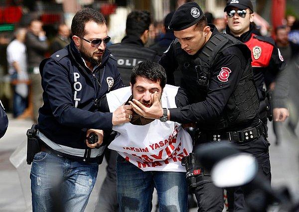 17. Taksim Meydanı'na çıkmak isteyen bir gösterici gözaltına alınırken